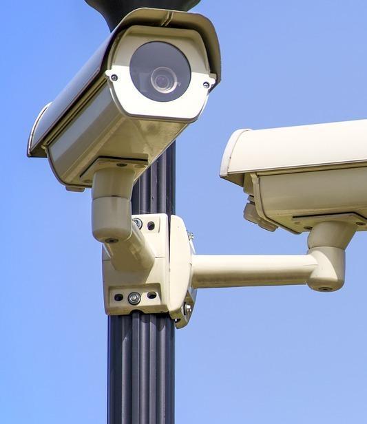 Telecamere all’esterno di cinque scuole 