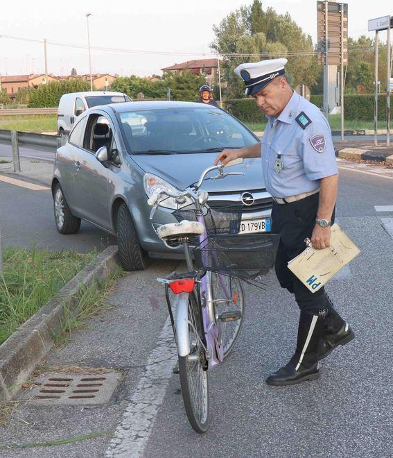Auto investe ciclista Tanta paura ma lievi ferite