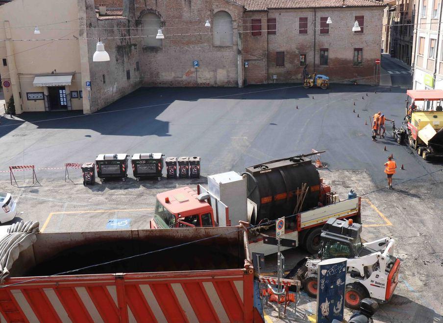 Piazza Cortevecchia Lavori di riasfaltatura senza fermare il traffico