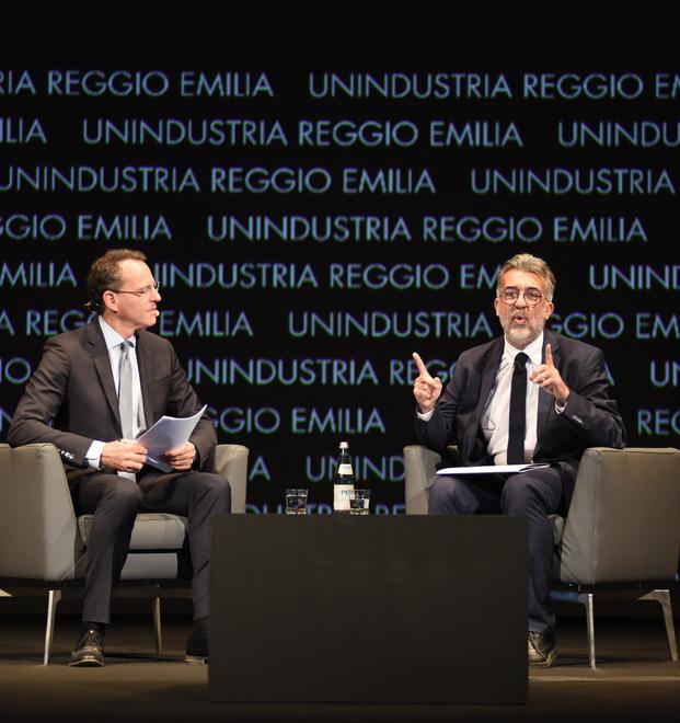 Prima del dibattito, il lungo applauso rivolto al sindaco 