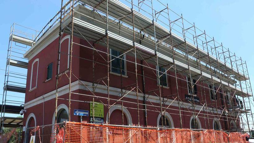 Stazione coperta da telo in pvc in attesa della ristrutturazione