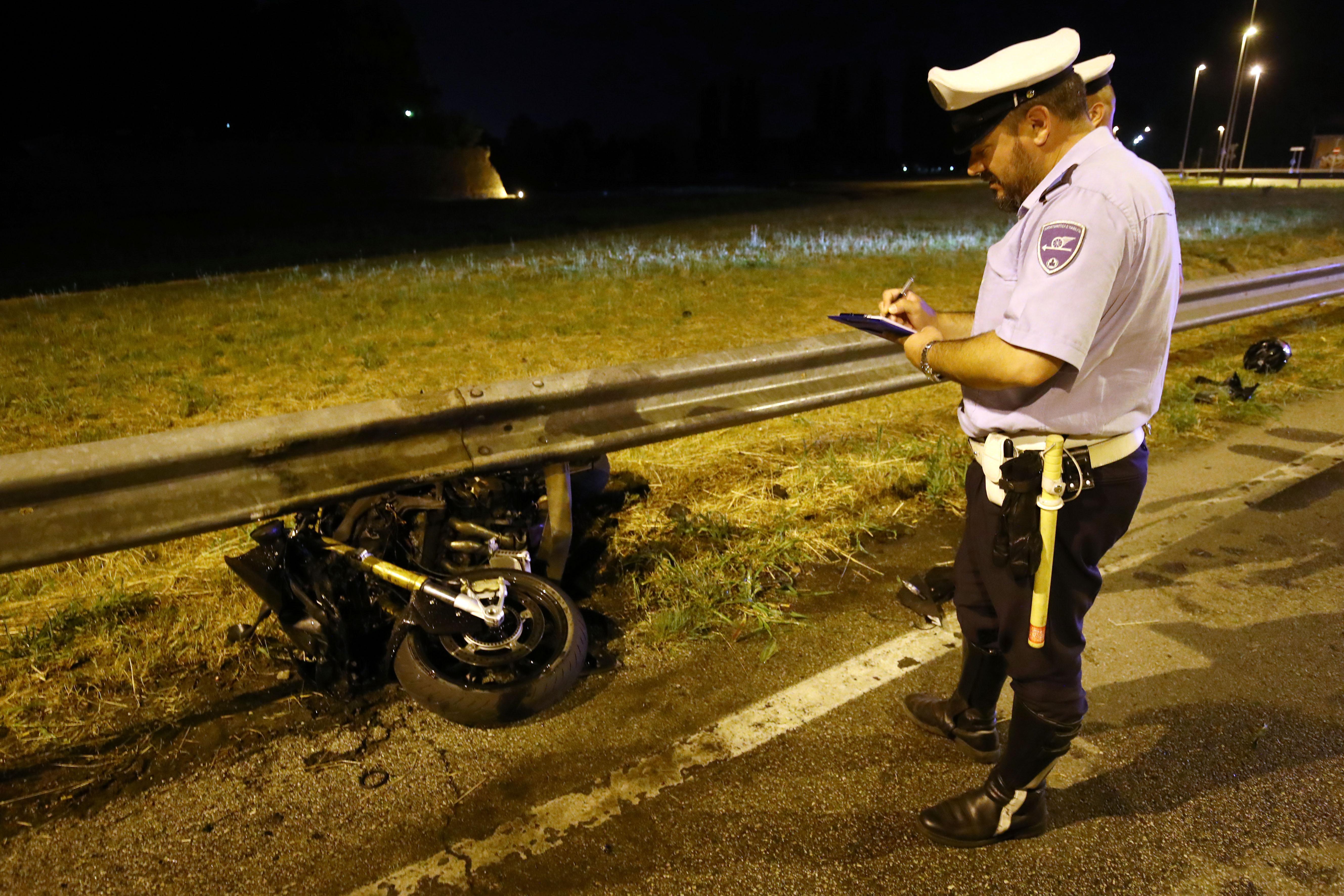 Cade, finisce contro il guardrail e la moto prende fuoco