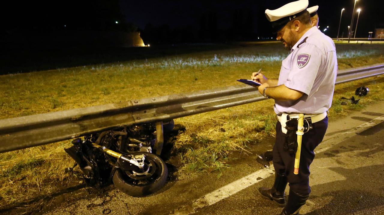 Cade, finisce contro il guardrail e la moto prende fuoco