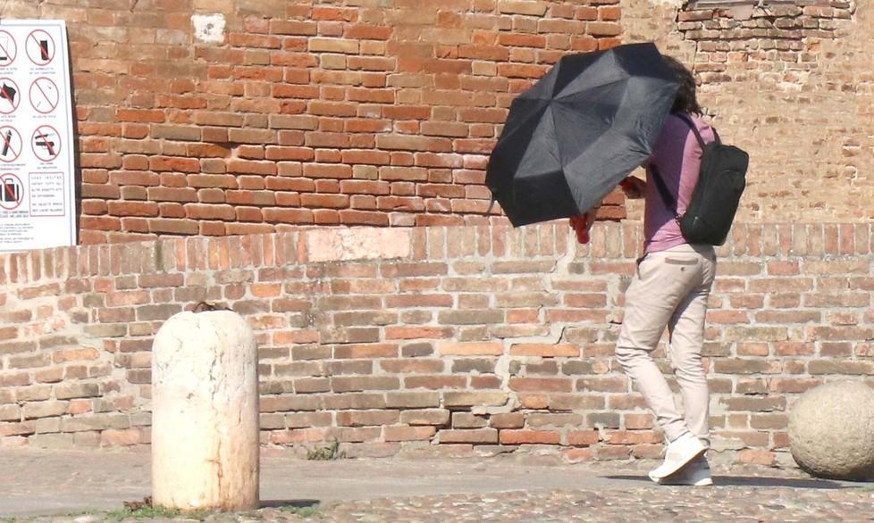 L’aria condizionata e i ventagli d’antan «Così si vive col caldo» 