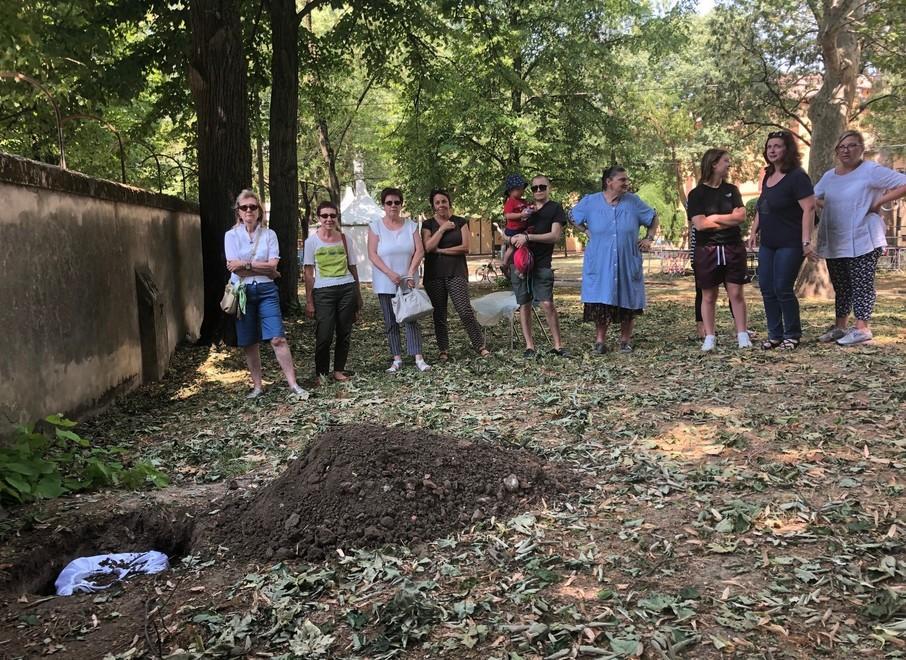 Nonantola. Lacrime e fiori per il gatto Silvestro «Ci mancherà. E quel vigile va punito» 