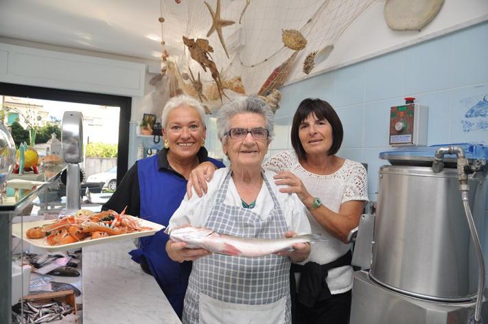 Dalla baracca alla ristopescheria, i 60 anni al banco di nonna Mery