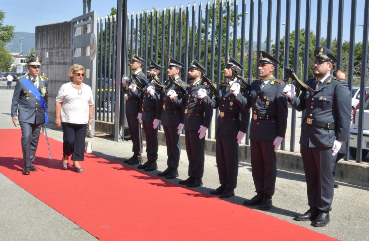 La prefetta Emilia Zarrilli col colonnello Fracesco Tudisco passano in rassegna il picchetto dei finanzieri