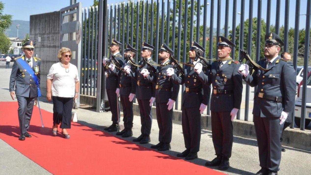 La prefetta Emilia Zarrilli col colonnello Fracesco Tudisco passano in rassegna il picchetto dei finanzieri