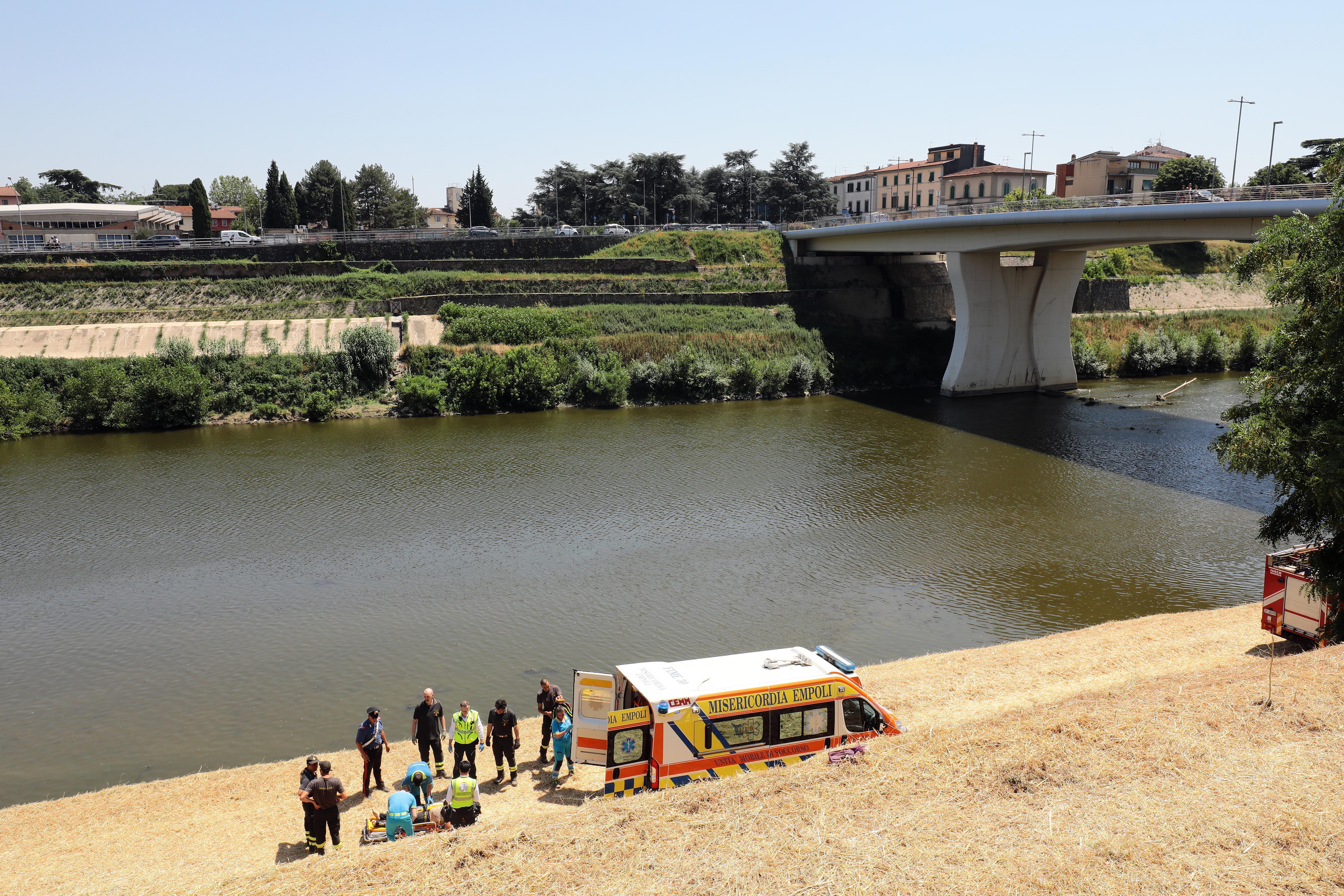 Nuota in Arno vicino al ponte, scatta l'allarme a Empoli
