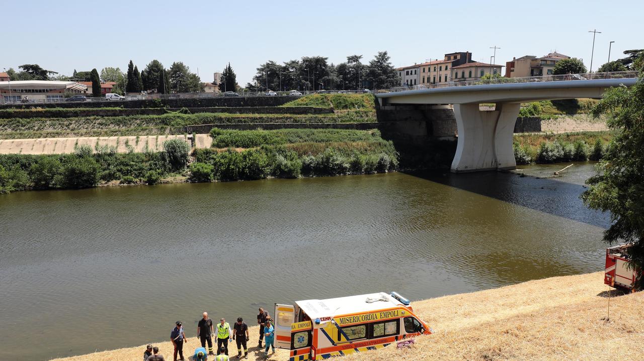 Nuota in Arno vicino al ponte, scatta l'allarme a Empoli