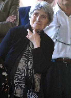 Un particolare dell’opera «Orme di leggi» e l’autrice, Maria Lai