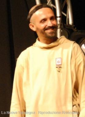 A destra don Andrea Raffatellu ed Edoardo Camurri A sinistra fra Volantino Sotto il &laquo;frate&raquo; durante Tendagiovani a Olbia      