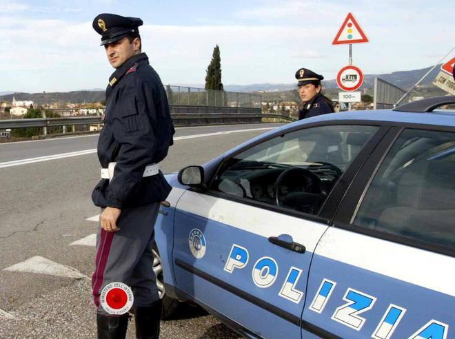Fugge all’alt della polizia inseguito e arrestato 