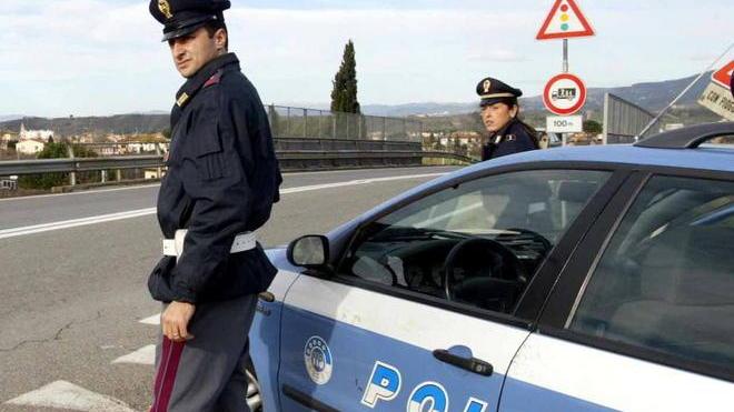 Fugge all’alt della polizia inseguito e arrestato