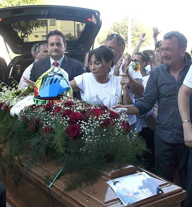Il casco e la moto in corteo per non dimenticare Mattia