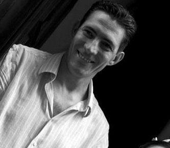 Sandro Usai durante una festa a Monterosso