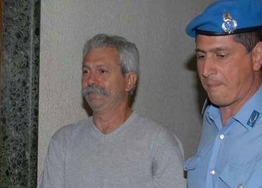 A sinistra Bruno Bellomonte viene accompagnato in tribunale, in alto la moglie Caterina Tani (la prima a sinistra) durante una conferenza organizzata per chiederne la liberazione, a destra la manifestazione di protesta che si è svolta domenica a Cagliari