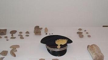 I reperti archeologici sequestrati dai carabinieri
