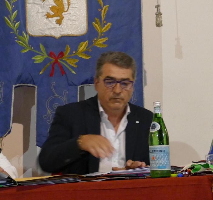 Bestemmia davanti alle mamme, cartellino rosso per il sindaco 