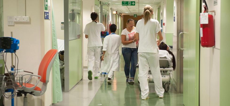 «Dimenticato sulla barella per alcune ore» L’Asl: «In pronto soccorso sempre assistiti» 