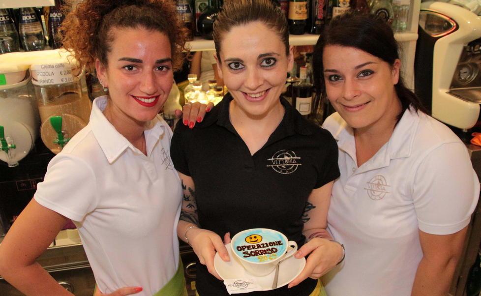 Un sorriso ricamato sul cappuccino