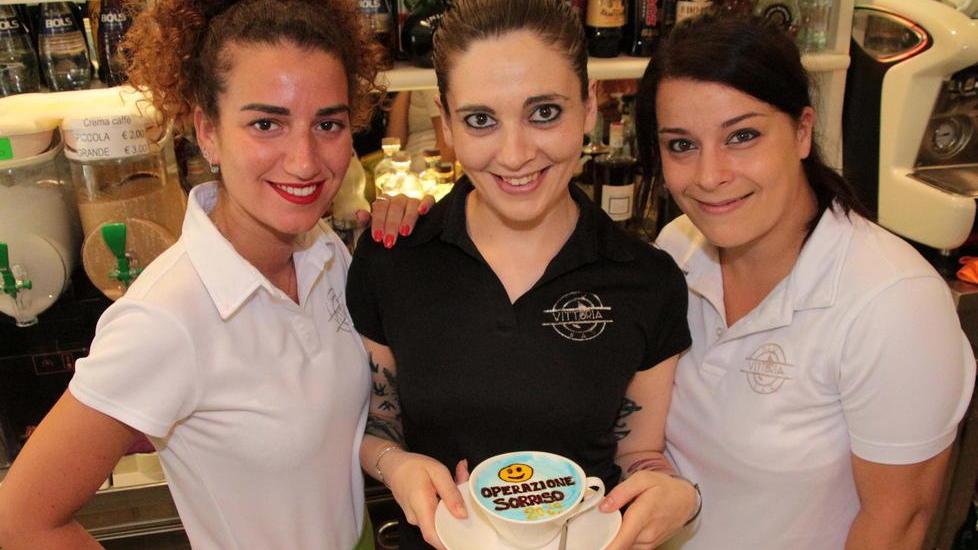 Un sorriso ricamato sul cappuccino