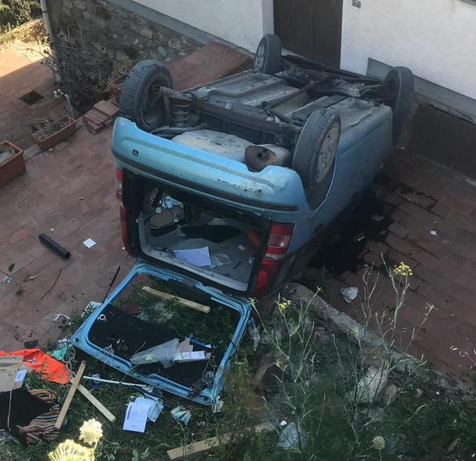 Il freno a mano non regge auto precipita nel cortile 