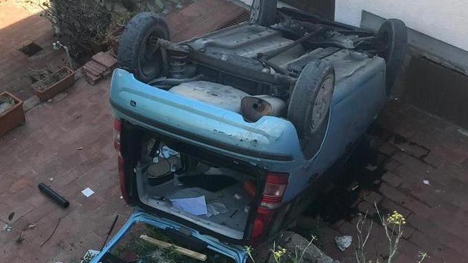 Il freno a mano non regge auto precipita nel cortile