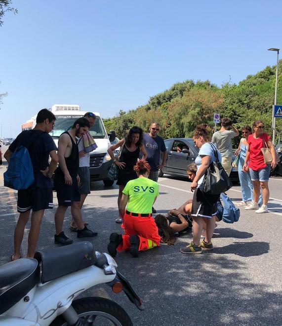 Ancora un incidente sulle strisce pedonali davanti ai Fiume: «Serve un dissuasore» 