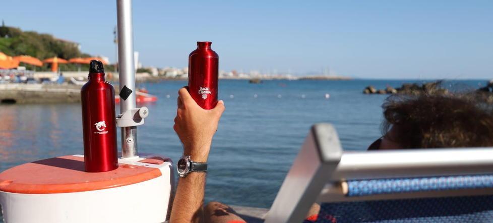 Nello stabilimento plastic free borracce ricaricabili per l’acqua 