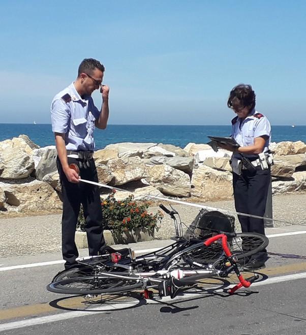 Scontro tra due bici sulla ciclabile ferita una donna