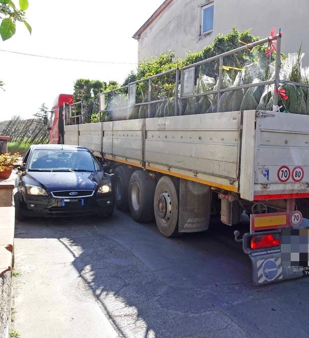 Una guerra infinita tra camion e residenti 