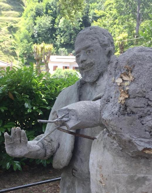Mutilato il monumento contro tutte le guerre dello scultore Pacelli