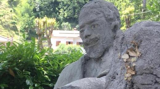 Mutilato il monumento contro tutte le guerre dello scultore Pacelli