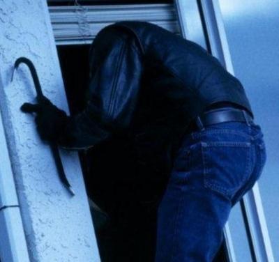 Sorprende i ladri sulla grondaia mentre porta a spasso il cane