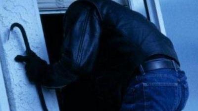 Sorprende i ladri sulla grondaia mentre porta a spasso il cane