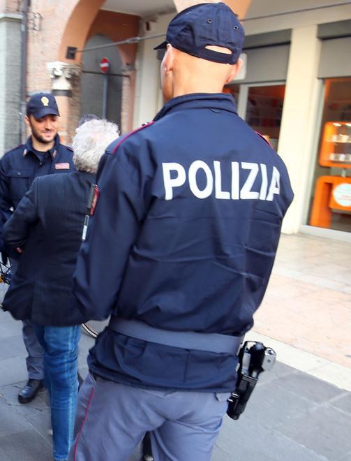 Figlio minaccia il padre che gli toglie il cellulare 