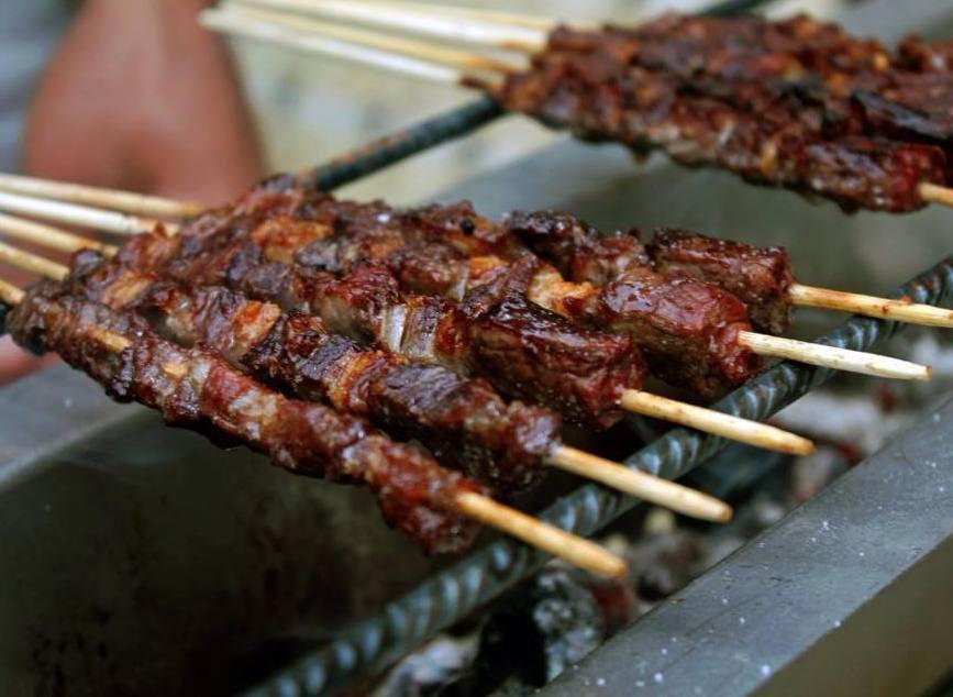Gli arrosticini nel chiostro Quelli di ovino oppure di fegato
