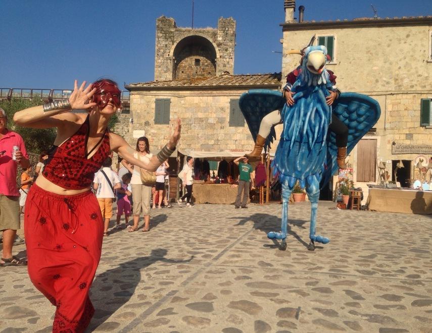 A Monteriggioni è Medioevo: all’interno delle antiche mura fra saltimbanchi e mercatini  