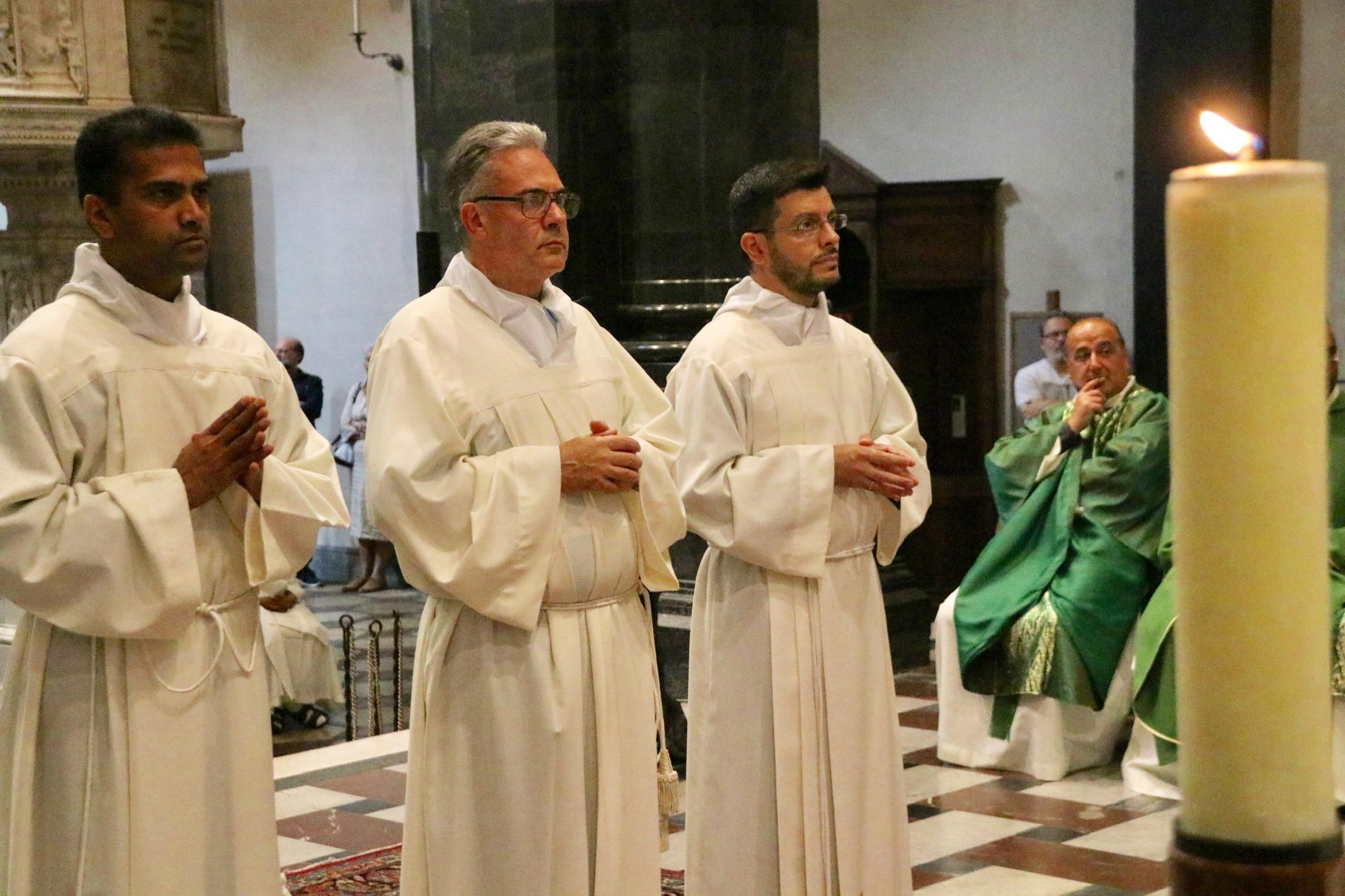 Alberto Giuseppe Pintus, al centro, insieme agli altri due futuri sacerdoti