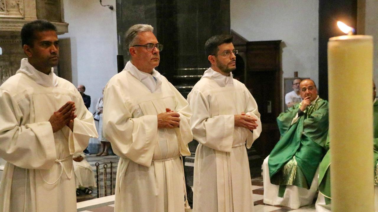 Alberto Giuseppe Pintus, al centro, insieme agli altri due futuri sacerdoti