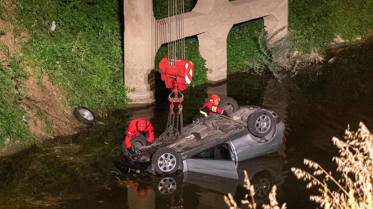 Finisce nel fiume con l’auto, il racconto del vigile del fuoco che lo ha salvato - Video