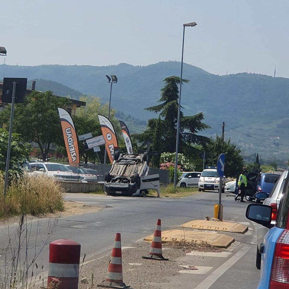 L'auto ribaltata dopo l'incidente in via Firenze