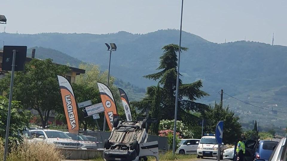 L'auto ribaltata dopo l'incidente in via Firenze