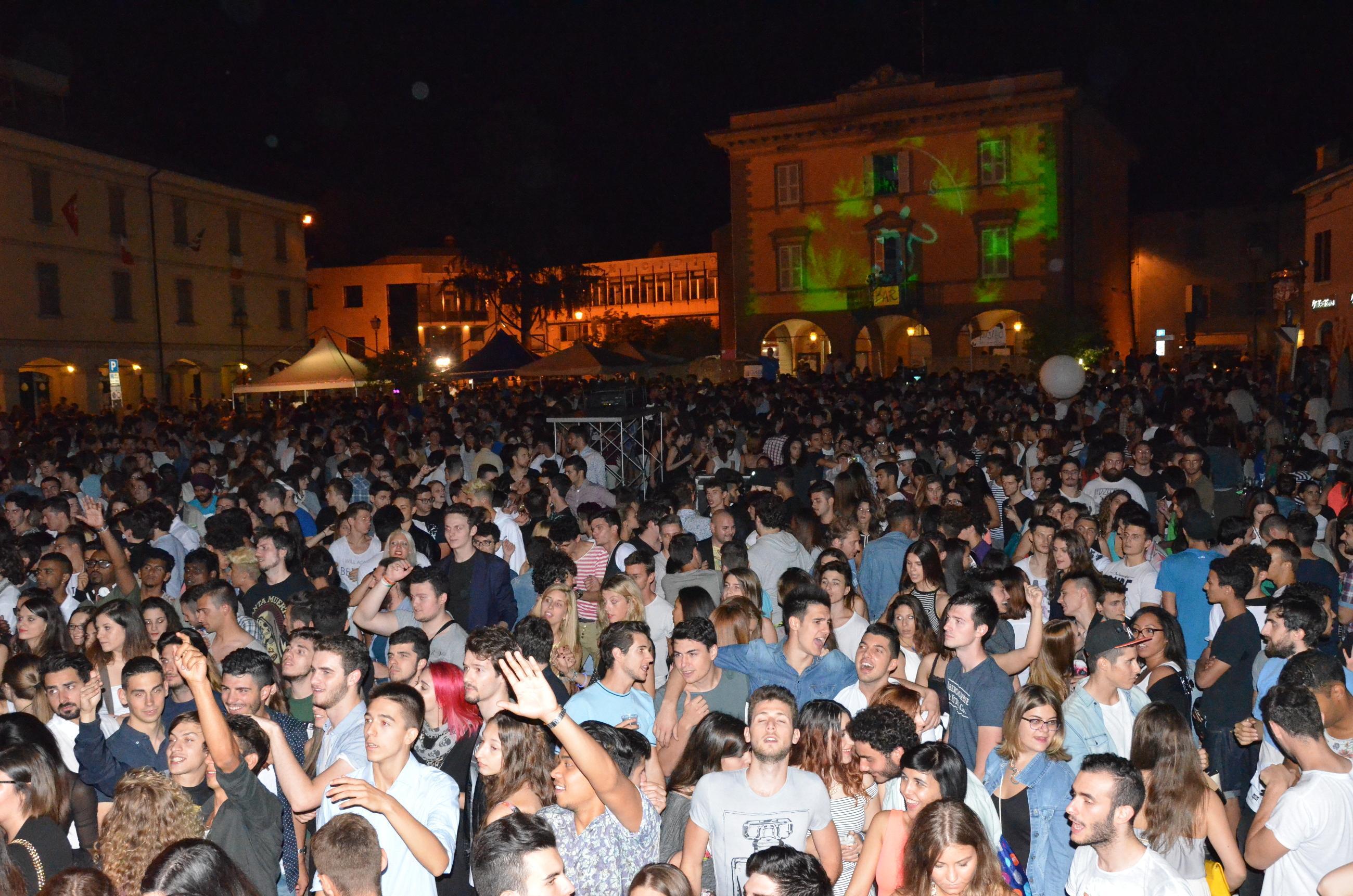 Il paese in piazza per il ritorno della Notte Bianca 
