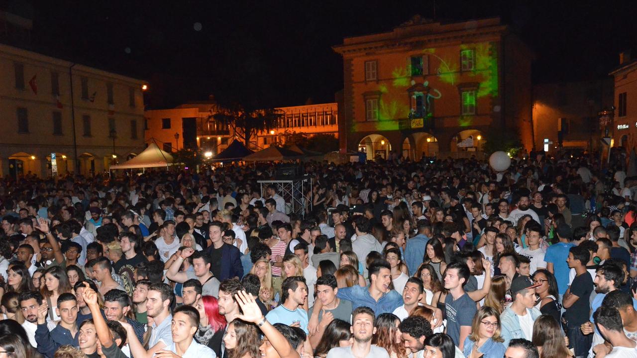 Il paese in piazza per il ritorno della Notte Bianca
