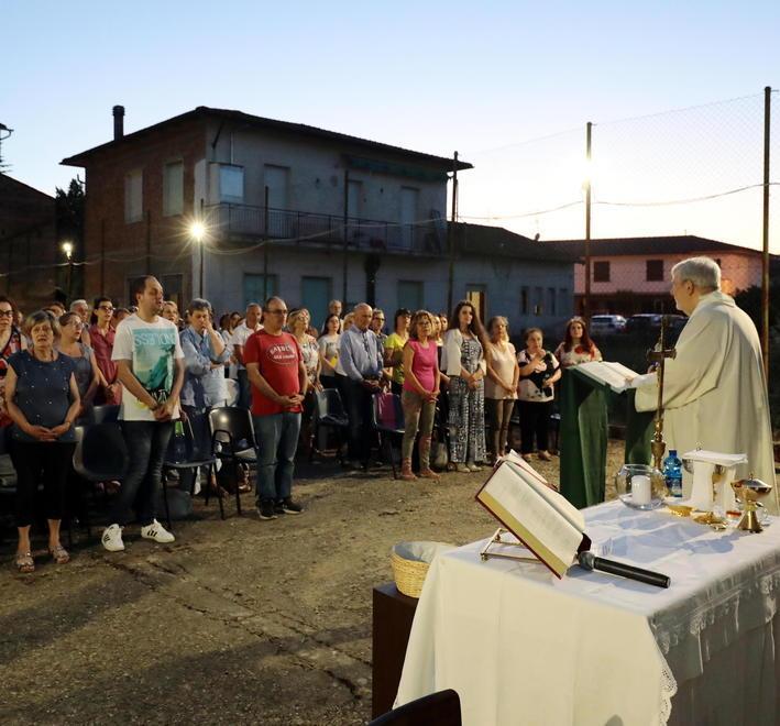 Chiesa inagibile, la messa si celebra all’aperto 