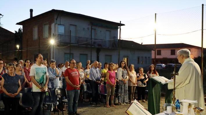 Chiesa inagibile, la messa si celebra all’aperto