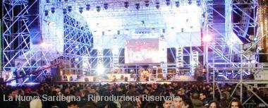 Un palco pronto a ospitare un concerto musicale Sotto, Davide Guiso          