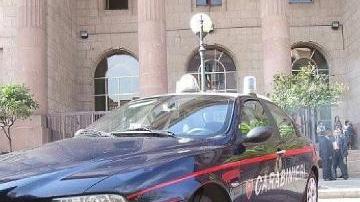 Auto dei carabinieri davanti al palazzo di giustizia 